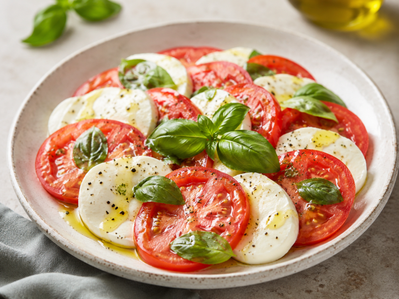 Mozzarellalı Domates Salatası