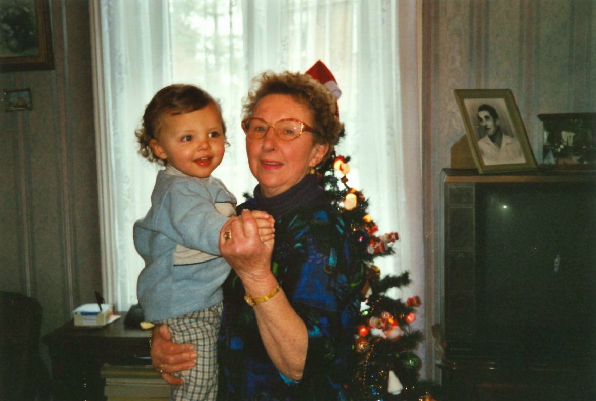 01-Lucas et sa mamie-Jour de l_an 2002.jpg
