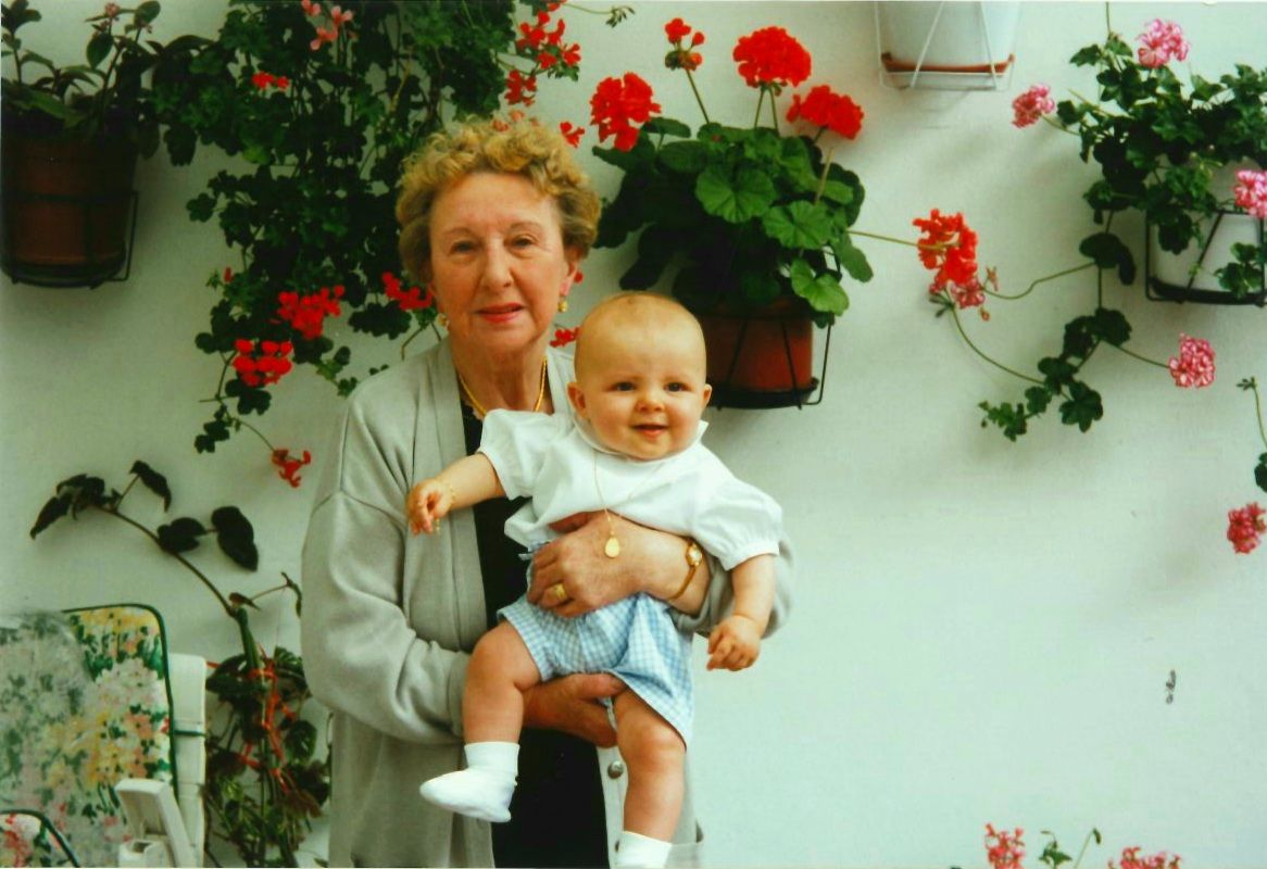 14-Lucas et sa mamie-août 2000.jpg