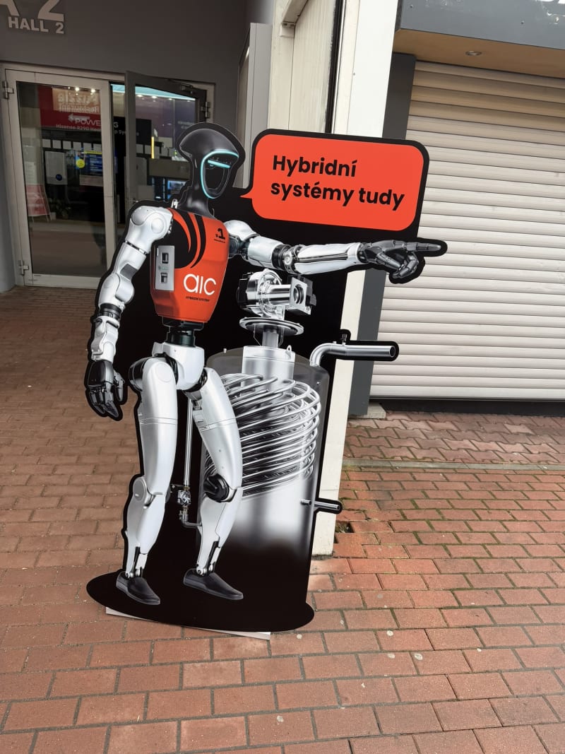 Návštěvníci u stánku ROBOTIO