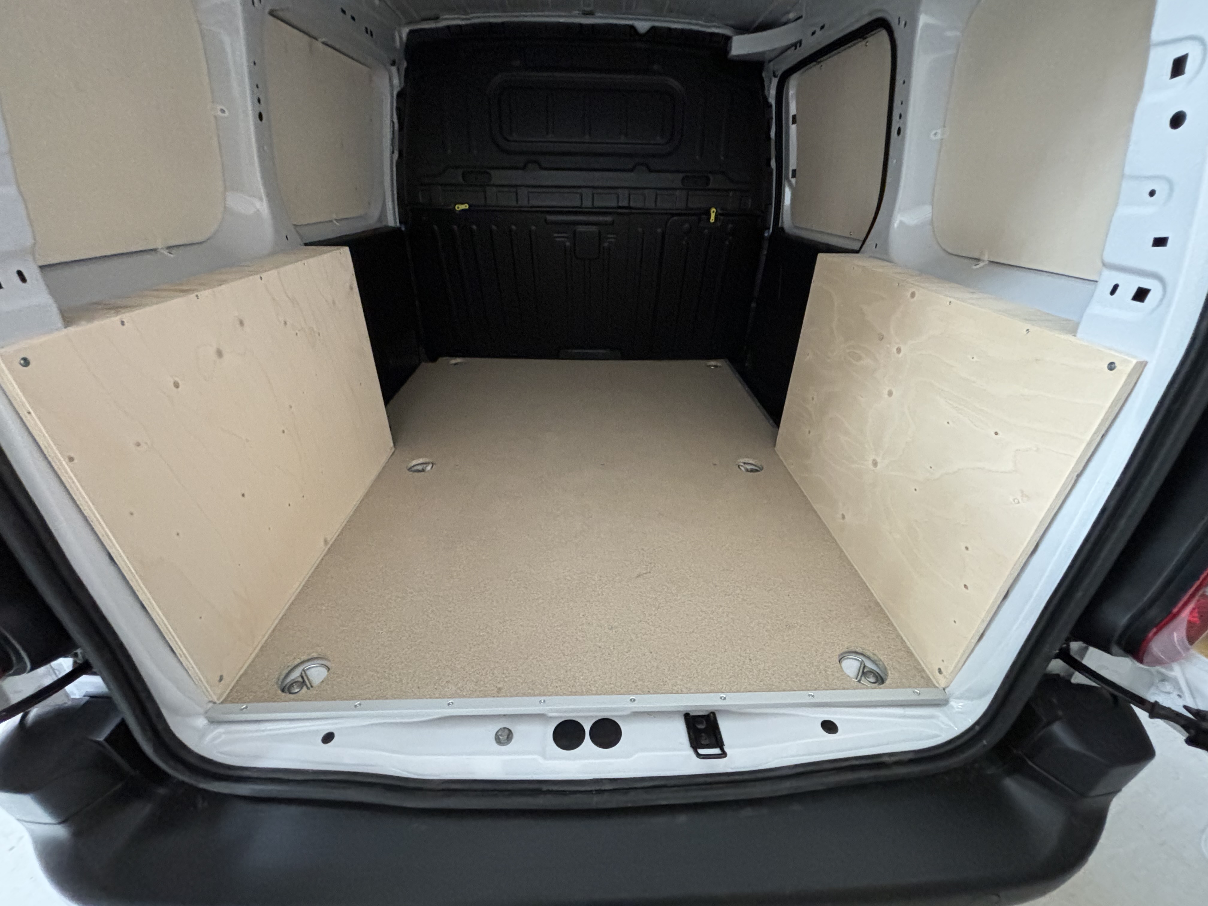Planchers en bois brut dans un espace de chargement