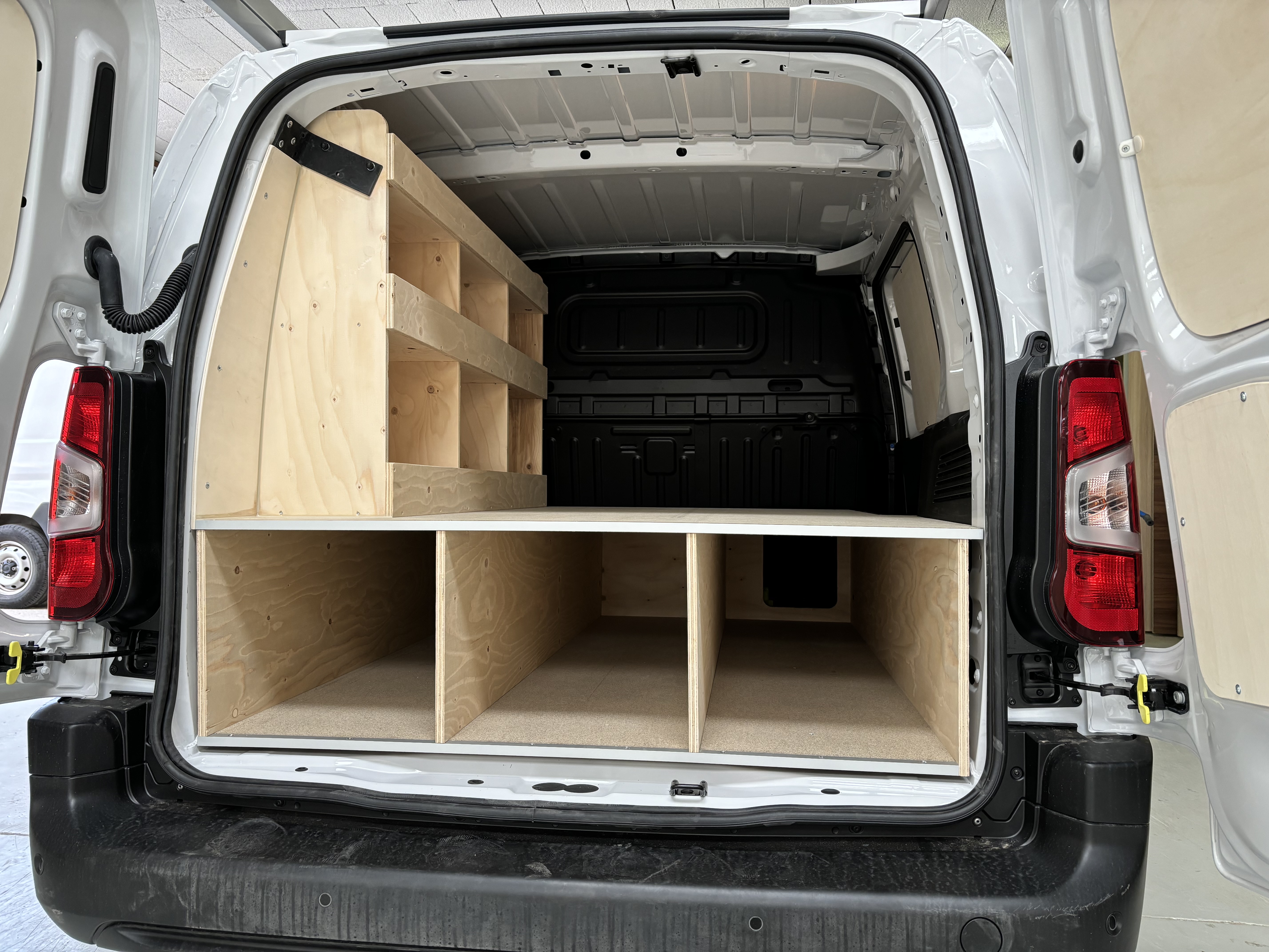 Véhicule utilitaire avec rangements en bois et outils