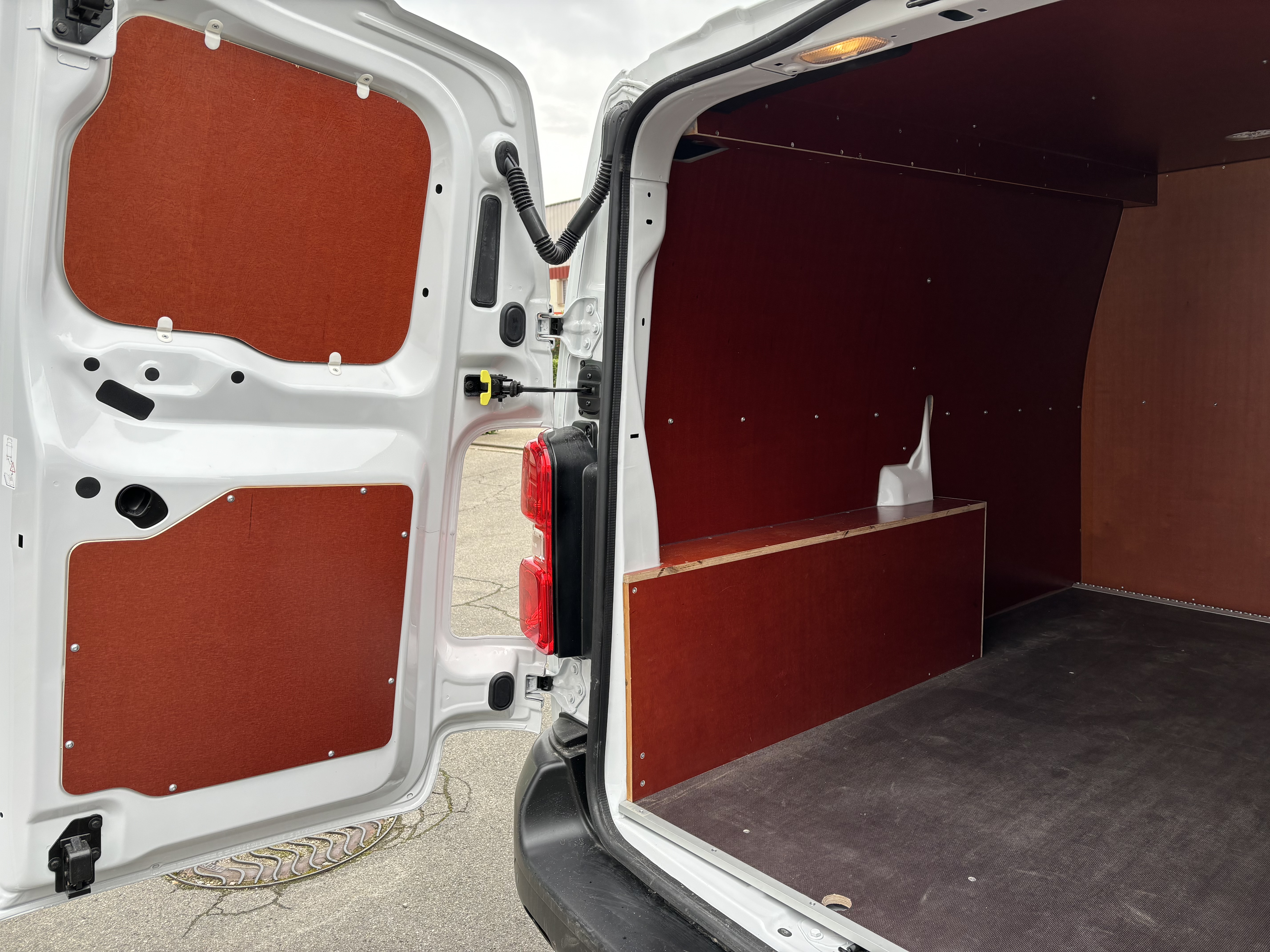 Vue complète d’un véhicule avec habillages installés