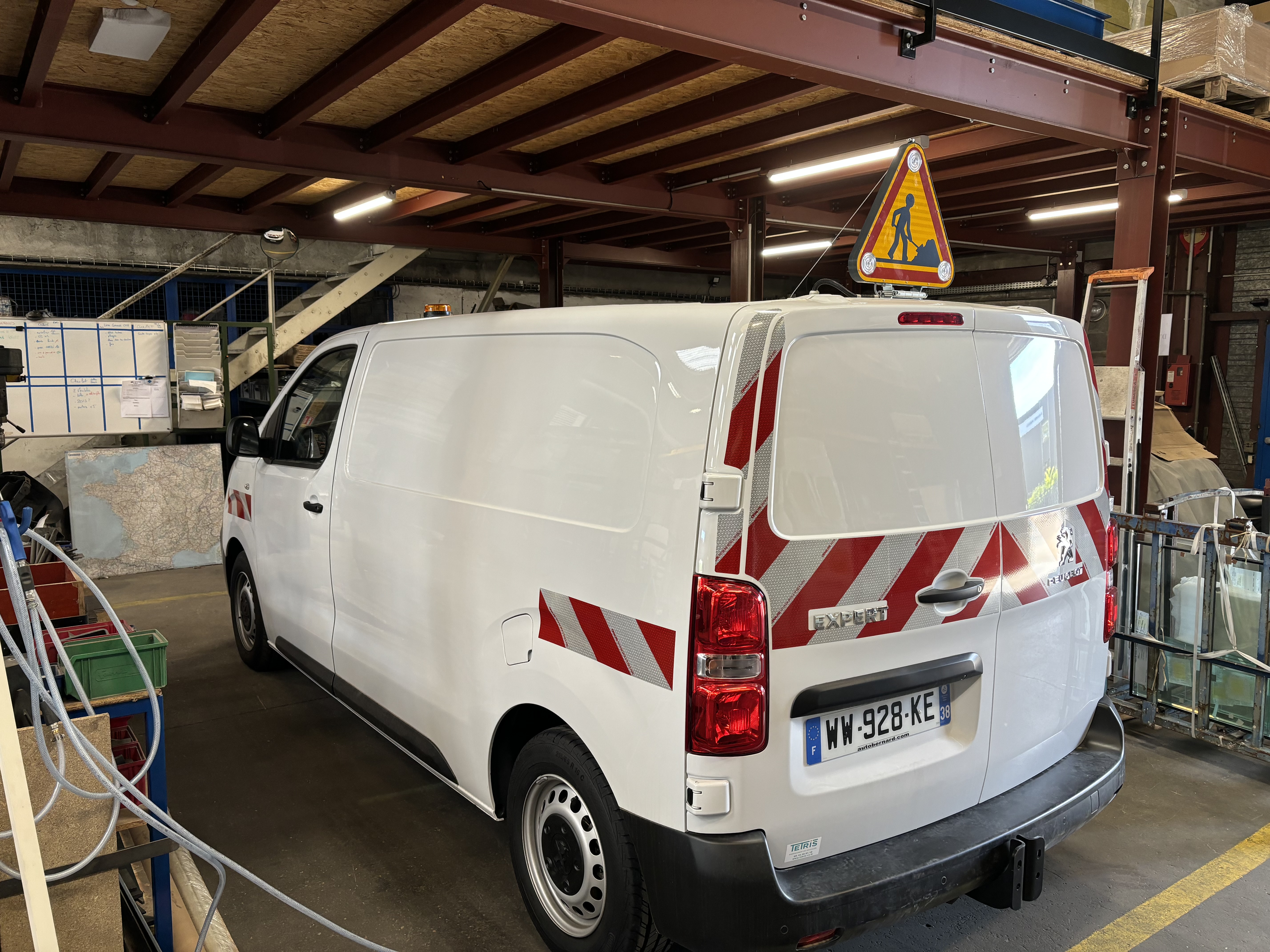 Gyrophare orange et triangle de signalisation sur véhicule professionnel