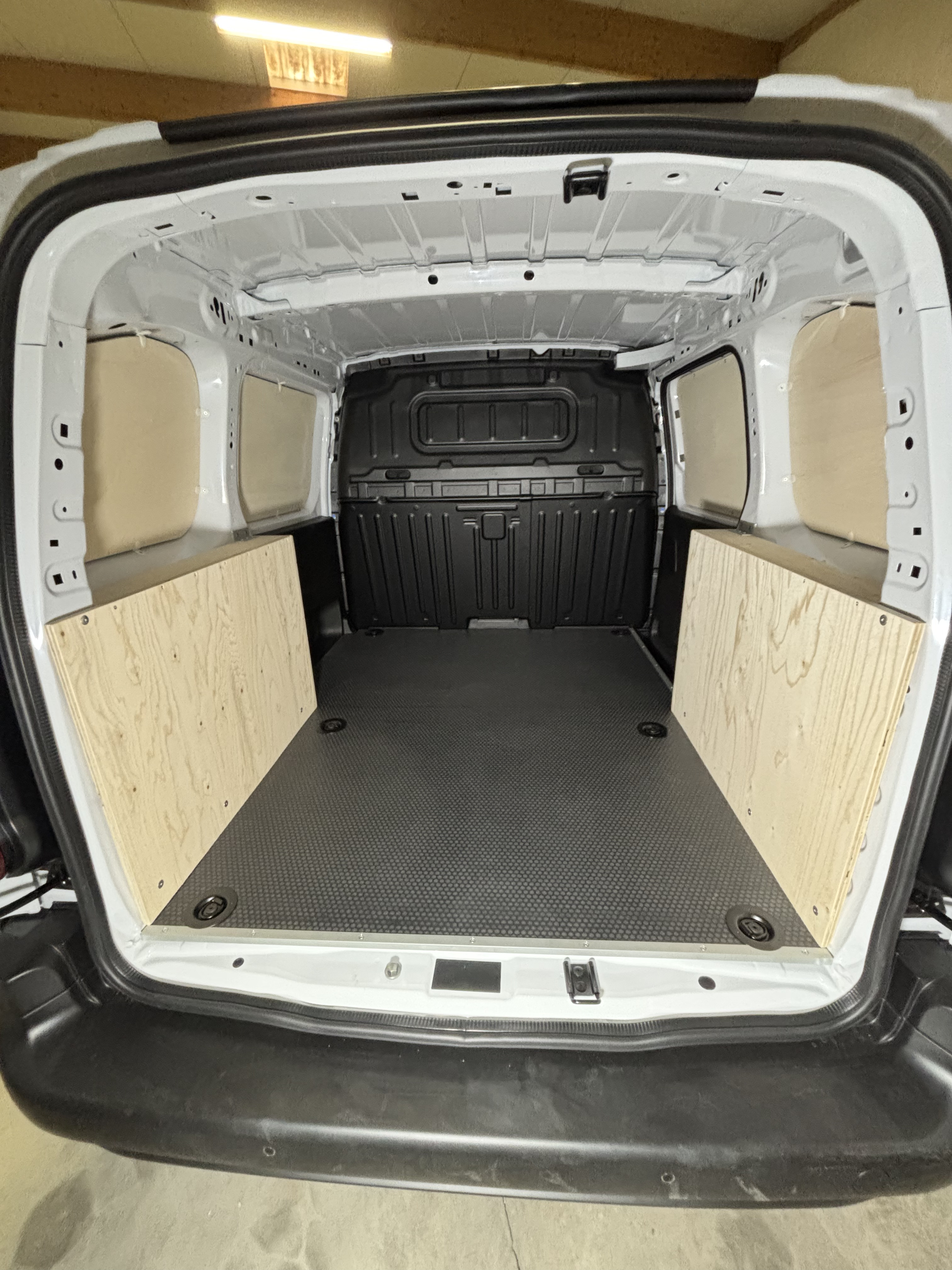 Flancs et portes en bois robuste