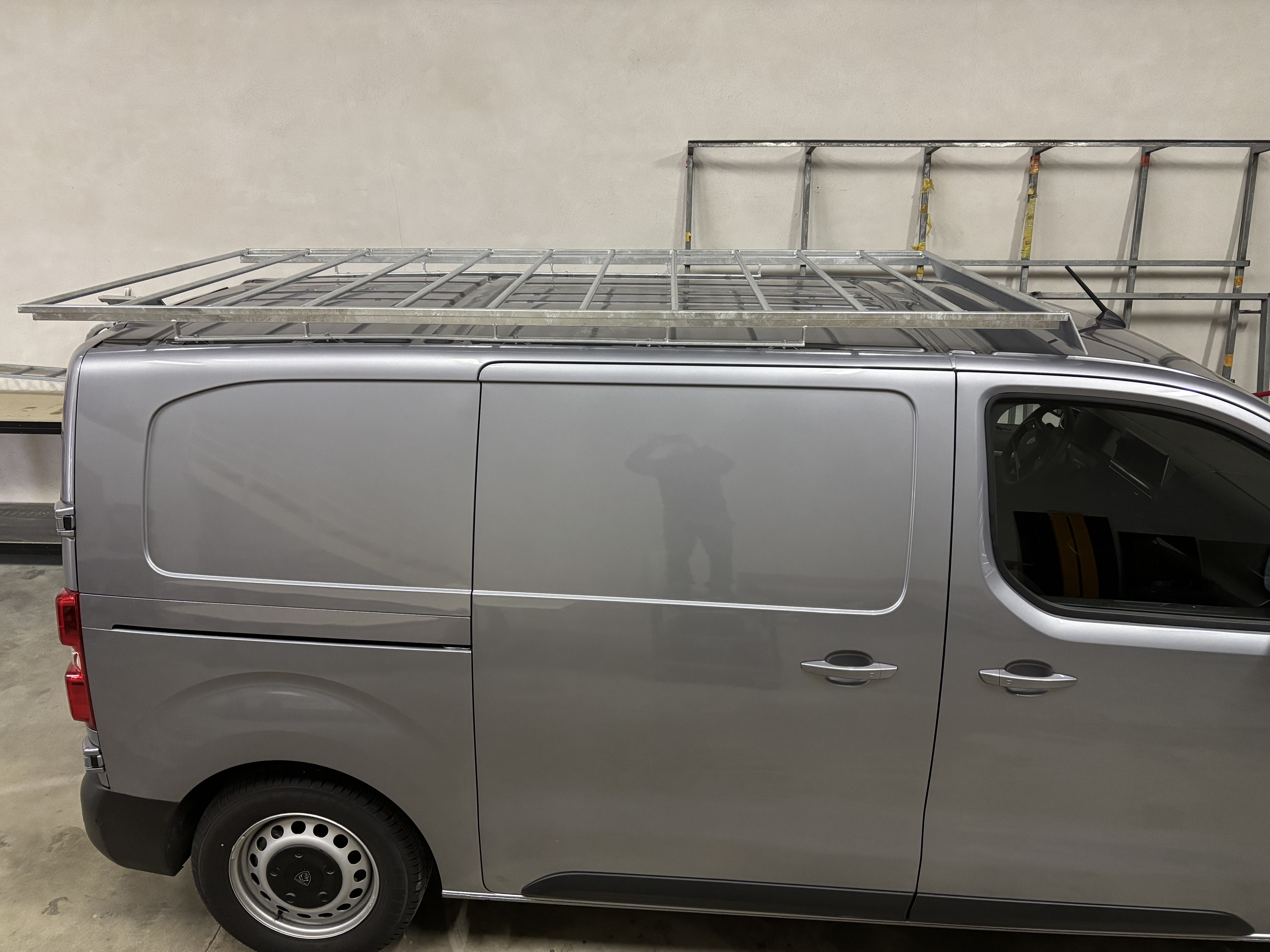 Galerie de toit en acier sur fourgon utilitaire pour transport de matériel