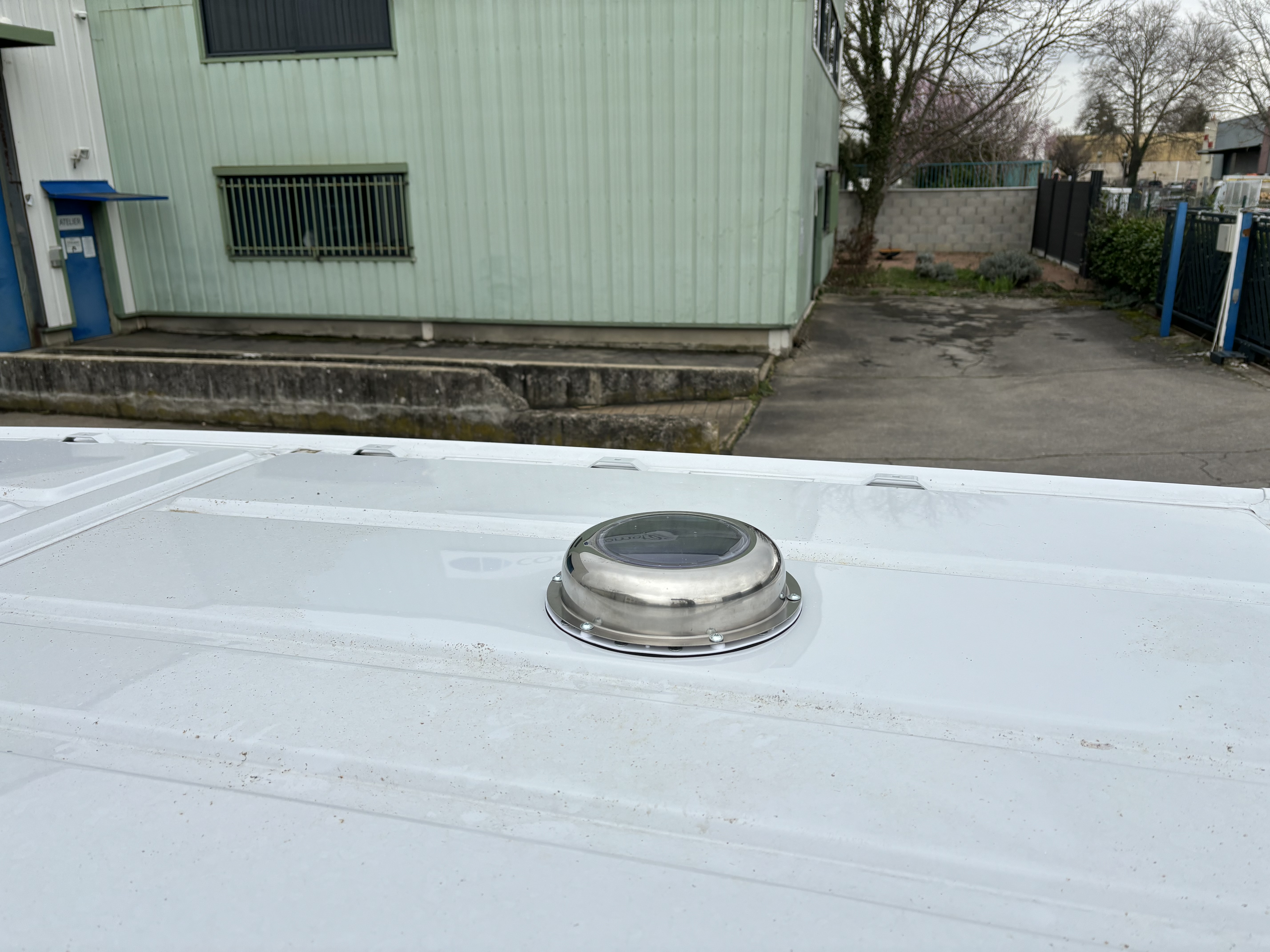 Aérateur de toit pour utilitaire avec grille d’aération intégrée