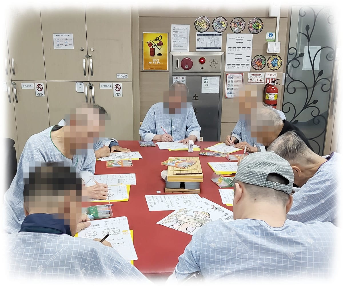 10월 인지활동 프로그램 : 달력 꾸미기와 국군의 날·노인의 날·한글날 알아보기 (2번째 사진)
