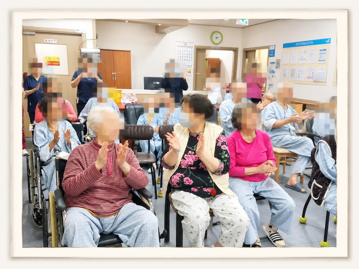 10월 가요봉사 프로그램: 밀라노가요단과 함께한 어르신 음악 나눔 (3번째 사진)