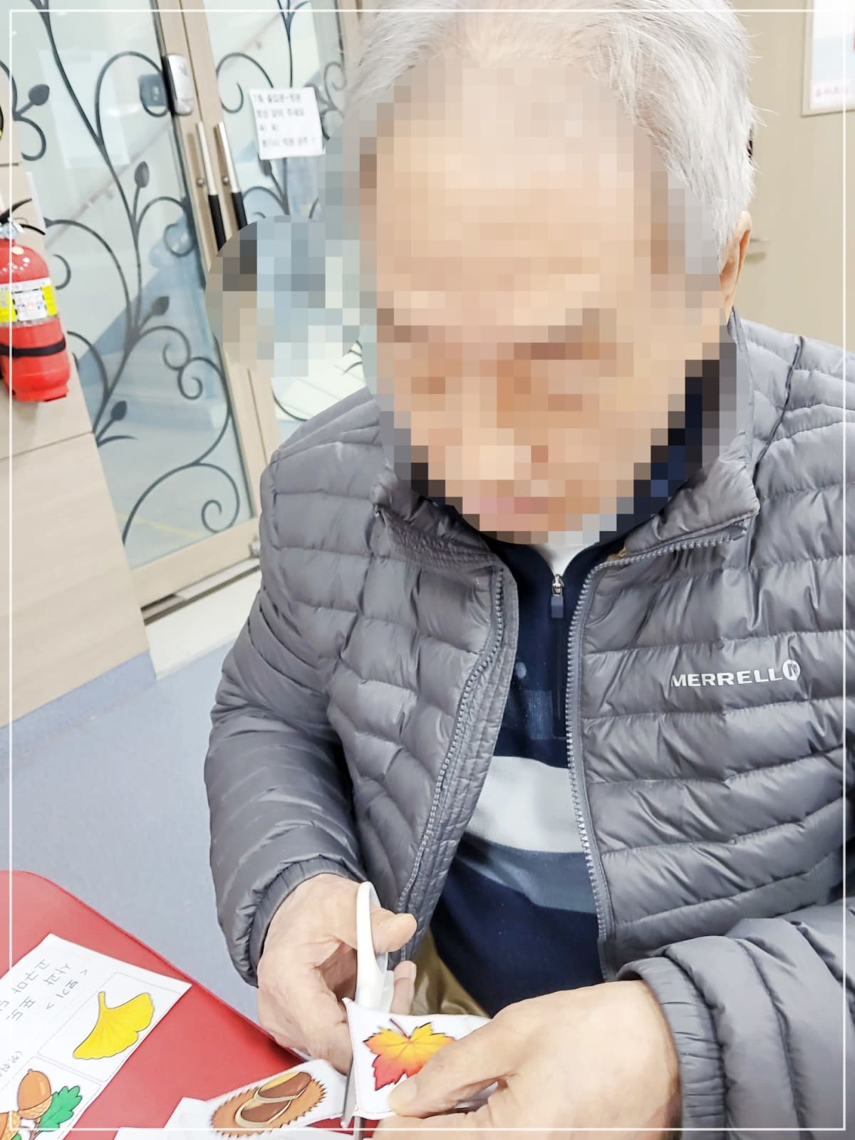 10월 치매예방 인지 프로그램: 가을 그림자 맞추기·그림 연결·수 세기로 집중력 향상 (2번째 사진)
