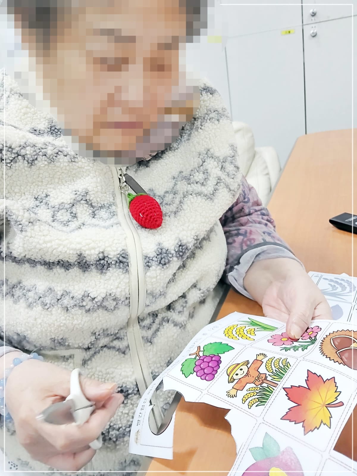 10월 치매예방 인지 프로그램: 가을 그림자 맞추기·그림 연결·수 세기로 집중력 향상 (3번째 사진)