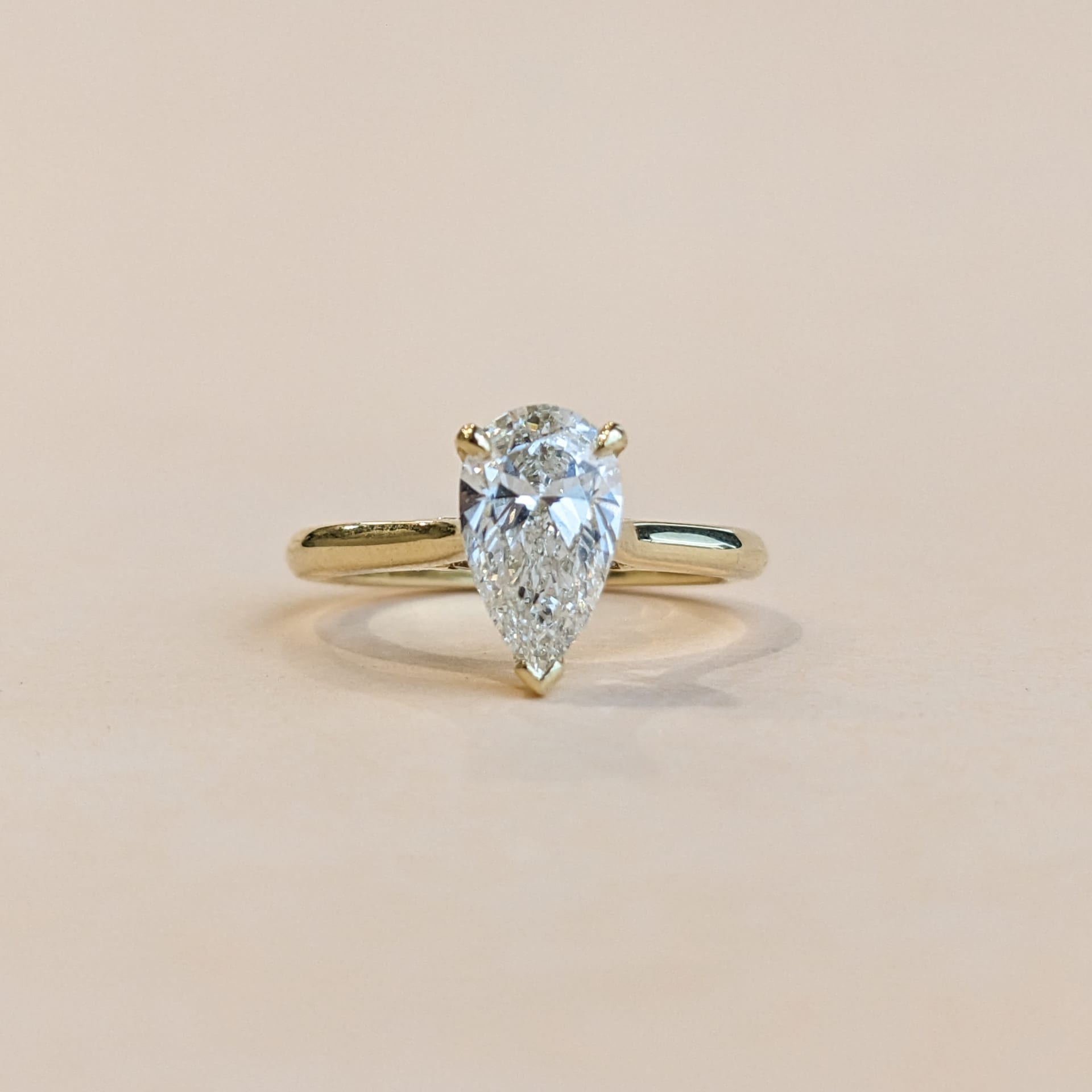 Solitaire Pear Cut with Gold Band