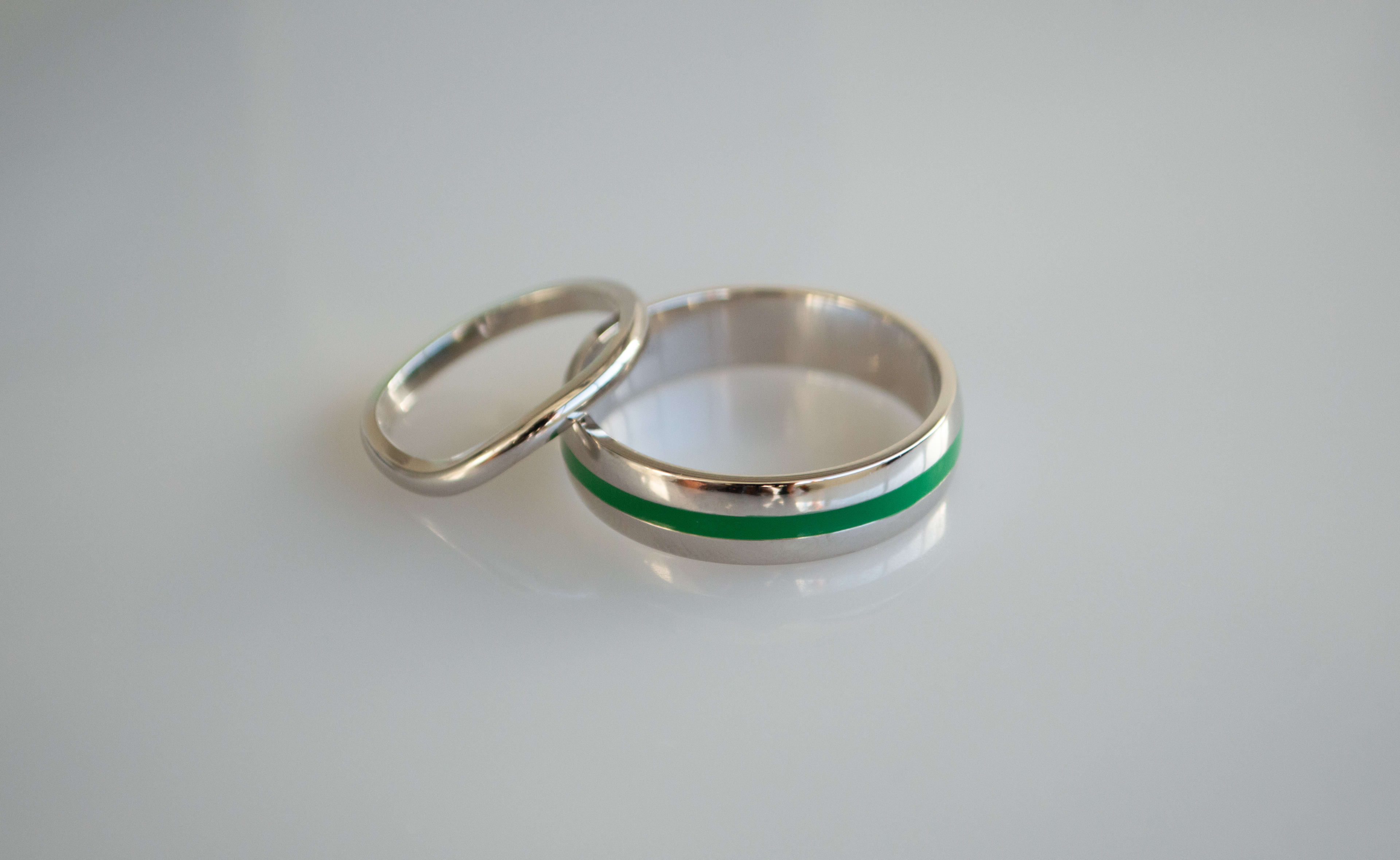 Platinum band with green resin 