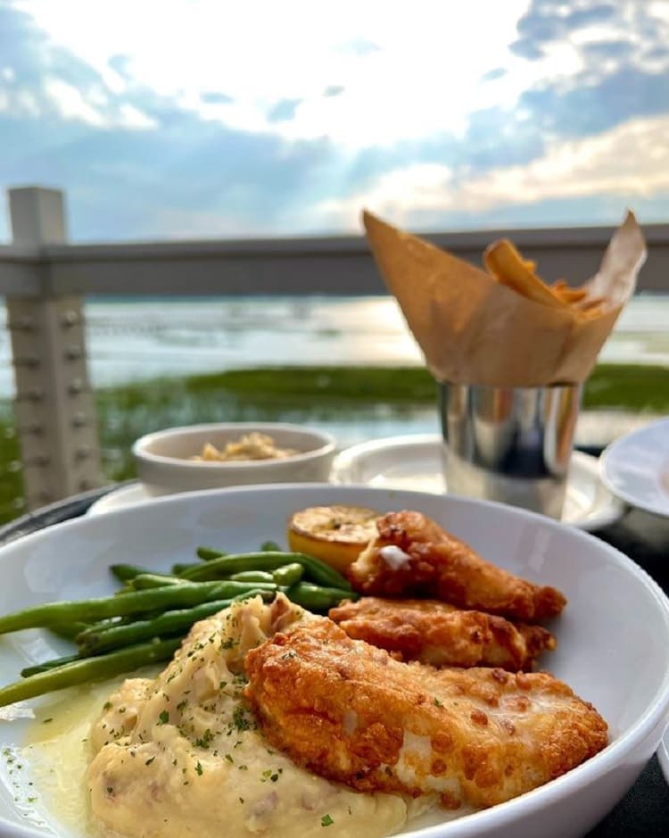 Gulfstream Cafe became one of the fascinating waterfront locations that present people with mouthwatering classic coastal-inspired cuisine