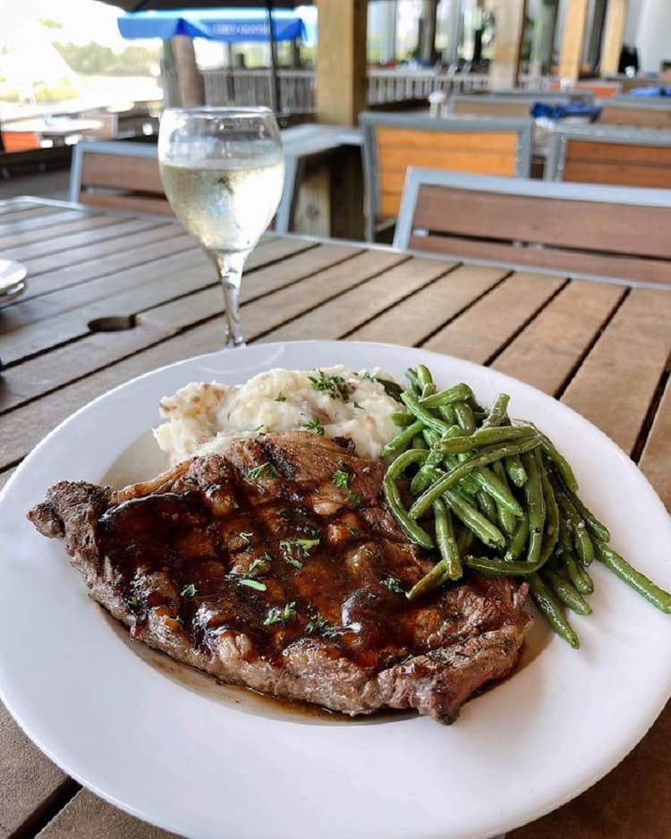 Wahoo's Raw Bar & Bar is where one finds an open-air setting with gorgeous food choices