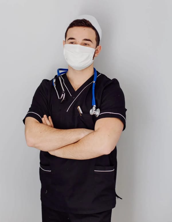 Médico joven con uniforme