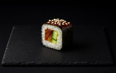 Копчёный угорь, огурец, кунжут