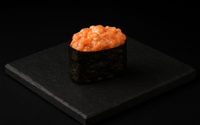 Гункан тартар из лосося