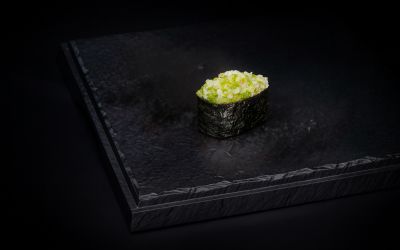 Гункан креветка и тобико