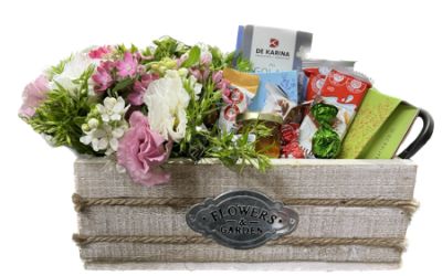 סידור בכלי משולב פרחים ושוקולדים 