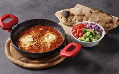 שקשוקה ים תיכונית וסלט קצוץ