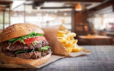 המבורגר בקר 220 גרם+ צ'יפס+ שתייה