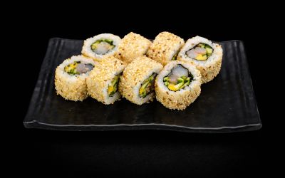 Калифорнийский ролл с креветкой и огурцом в кунжуте