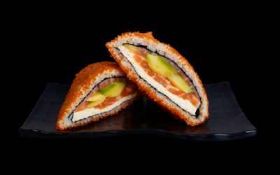 Сэндвич ролл с лососем, филадельфией и авокадо