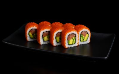 Калифорнийский ролл с лососем в икре тобико