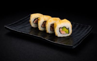 Горячий ролл с авокадо и лососем в темпуре, 4 шт