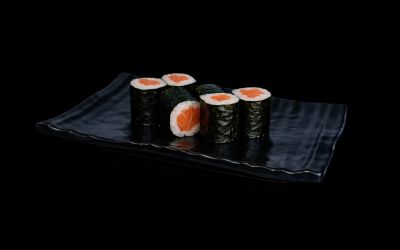 Маки с лососем