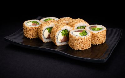 Калифорнийский ролл с лососем в кунжуте