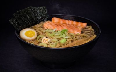 РАМЕН С ЖАРЕНЫМ ЛОСОСЕМ