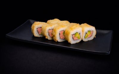 Горячий ролл с лососем и авокадо в темпуре