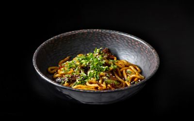 אודון עם בשר בקר מפורק