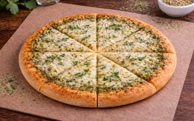 פיצה פסטו בתוספת פרמז׳ן וצהובה L