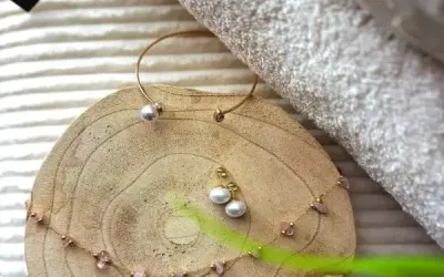 סט מגבות מבית REPLAY ותכשיטי Pearl מבית Lume Jewellery