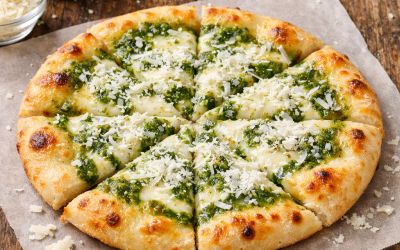 פיצה שמנת בתוספת פרמז׳ן ומוצרלה M