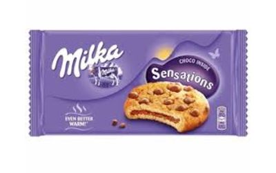 מילקה עוגיות עם שבבי שוקולד במילוי קרם שוקולד חלב