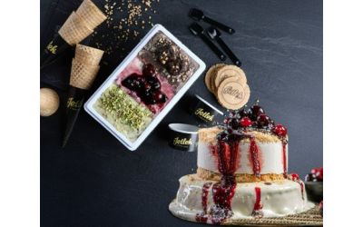 ארוחת עוגת גבינה ופנקייק עם יוגורט