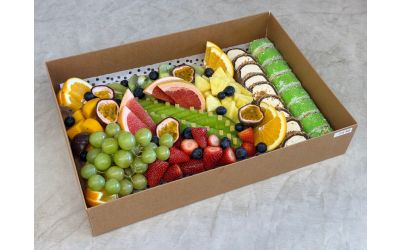 מגש פירות מלבני + 16 יחידות סושי