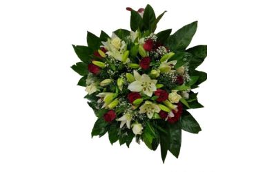 זר ורדים אדומים וליליות