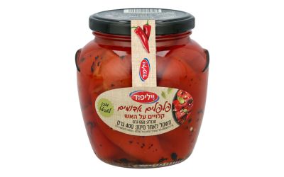 פלפלים אדומים קלויים על האש