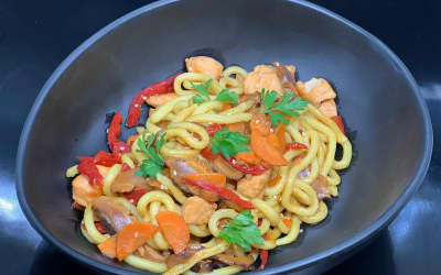 Wok noodles with salmon