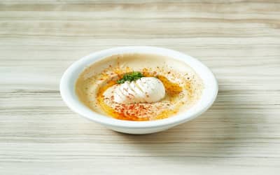 חומוס עם ביצה קשה