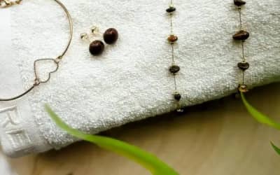 סט מגבות מבית REPLAY ותכשיטים מבית Lume Jewellery
