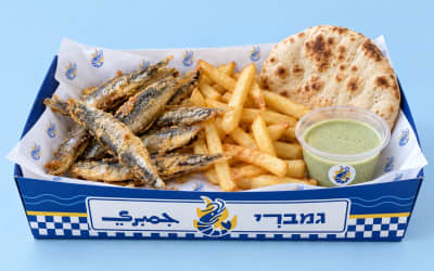 סרדינים קטנים עם ציפס וטחינה ירוקה ופיתה