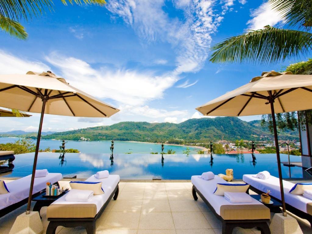 Launch chairs with view on the pool & ocean