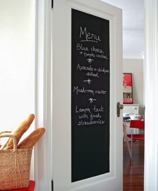 Le tableau noir de la porte du meuble est le menu du jour. Cela pourrait être aussi bien un bloc-notes ou la liste d'épicerie