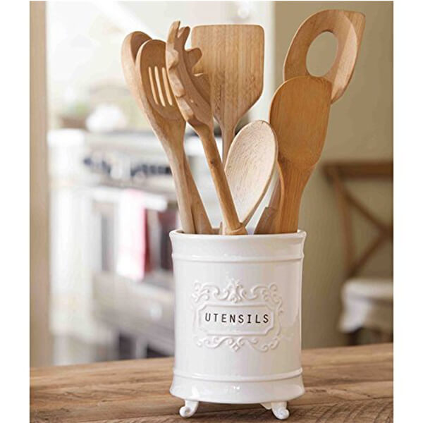 Wooden kitchen gadgets
& Utensils